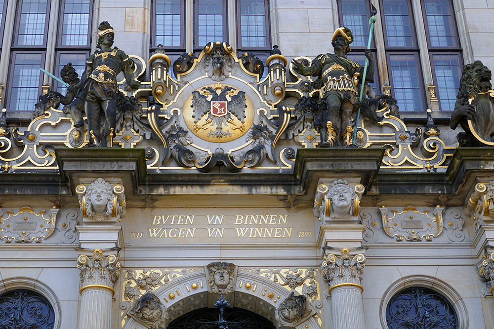 Picture of the Bremer traders motto (Buten un Binnen, Wagen un Winnen) at the Bremer Schuetting