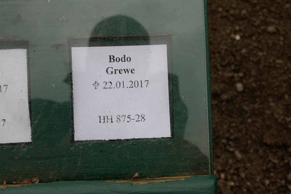 Picture of a temporary name sign at a grave