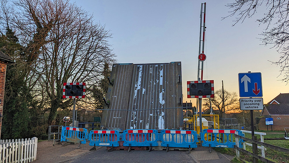 Picture of a lifted up bridge during preparations for its removal